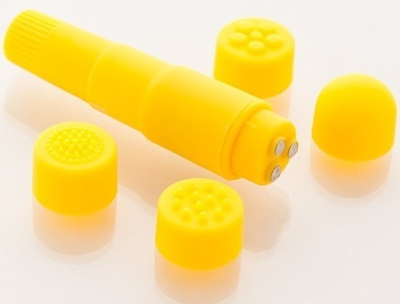 Компактный желтый вибромассажер  с 4 насадками
