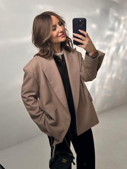 Жакет со спущенным плечом