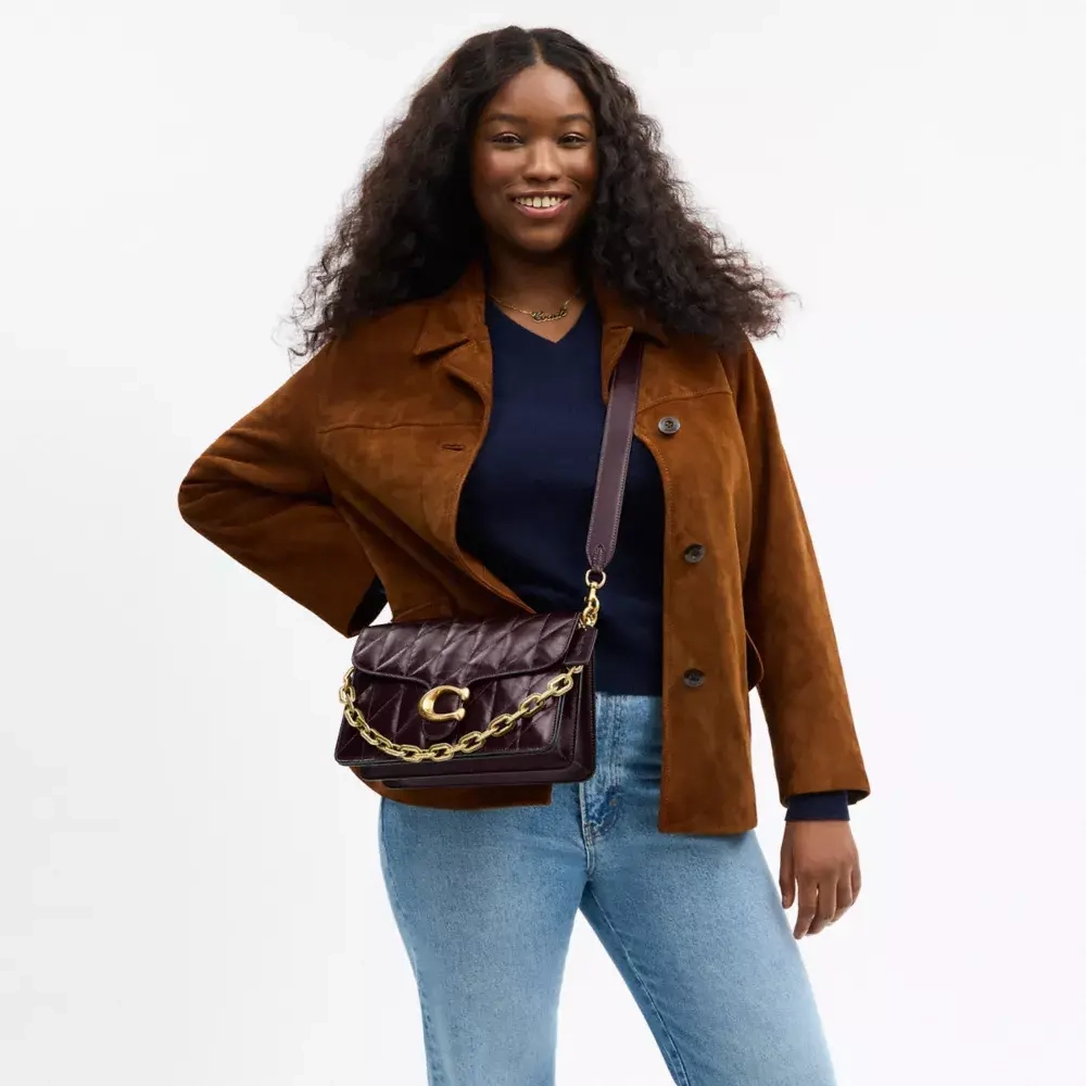 COACH СУМКА ЧЕРЕЗ ПЛЕЧО TABBY С ЦЕПОЧКОЙ И СТЕЖКОЙ, БОРДОВЫЙ