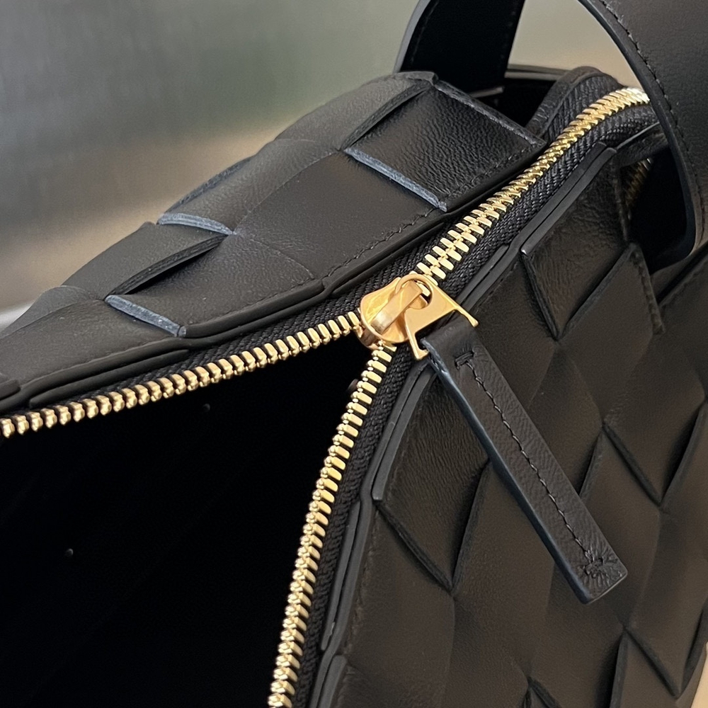 Bottega Veneta Small Bowling Cassette 22 cm
