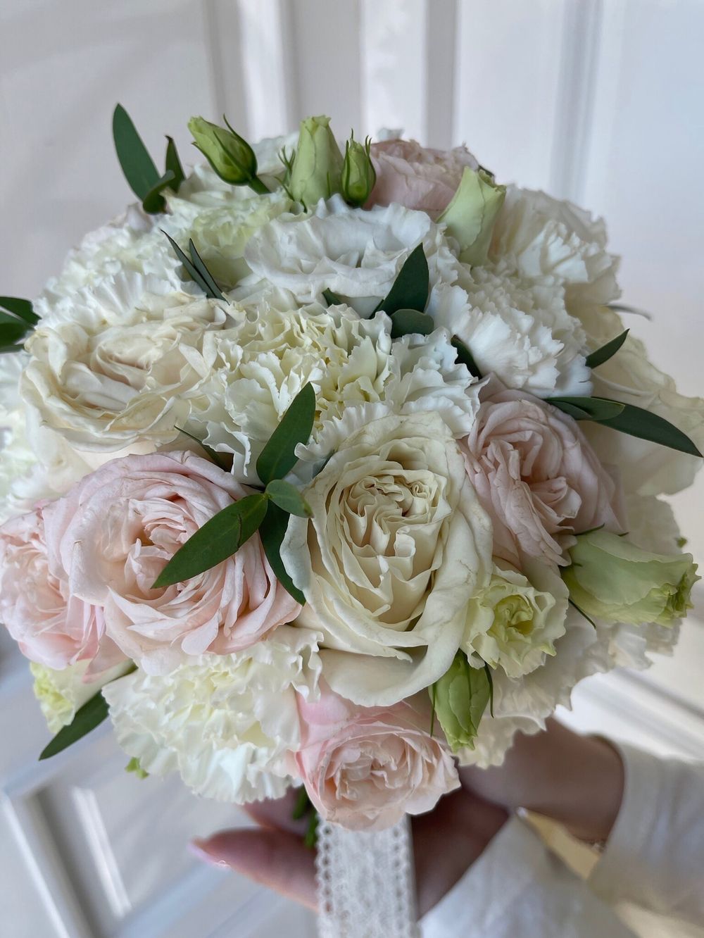 Свадебный букет из кустовых пионовидных роз, диантусов, лизиантуса и эвкалипта