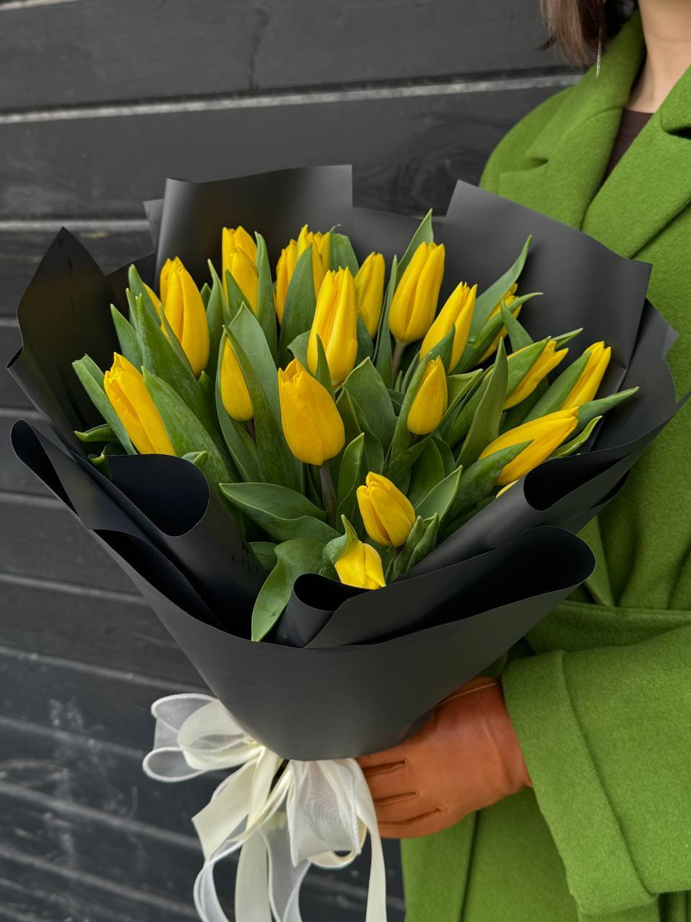 Желтые тюльпаны в черной упаковке