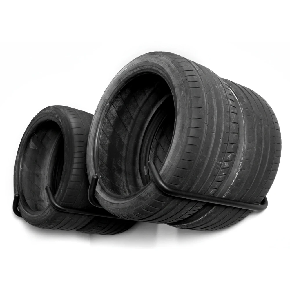 Компактное размещение комплекта из 4-х колес на стене с помощью двойных крюков.