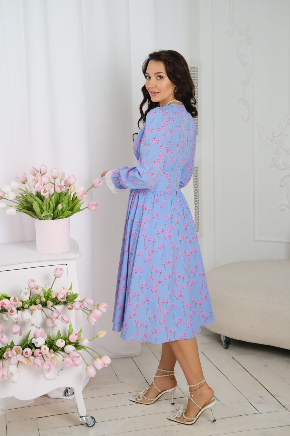 Платье с тюльпанами и контрастными манжетами