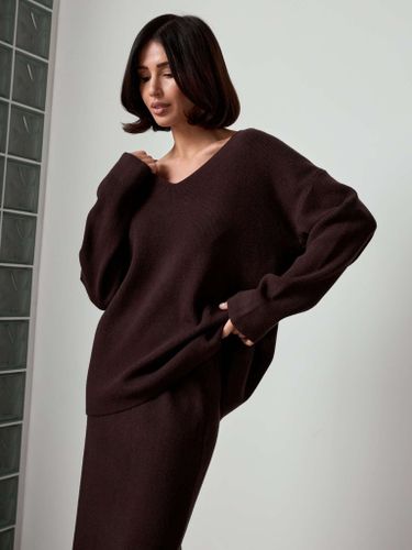 Трикотажный костюм с юбкой шоколадного цвета