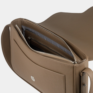 Сумка Universel с двумя плечевыми ремнями из кожи теленка, цвета латте