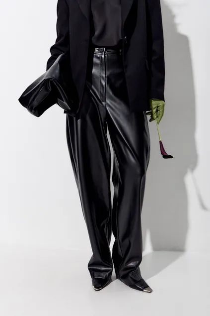 Брюки Baggy из экокожи черного цвета