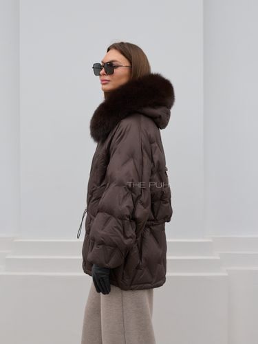 Тонкий шоколадный пуховик с кулиской и меховым капюшоном