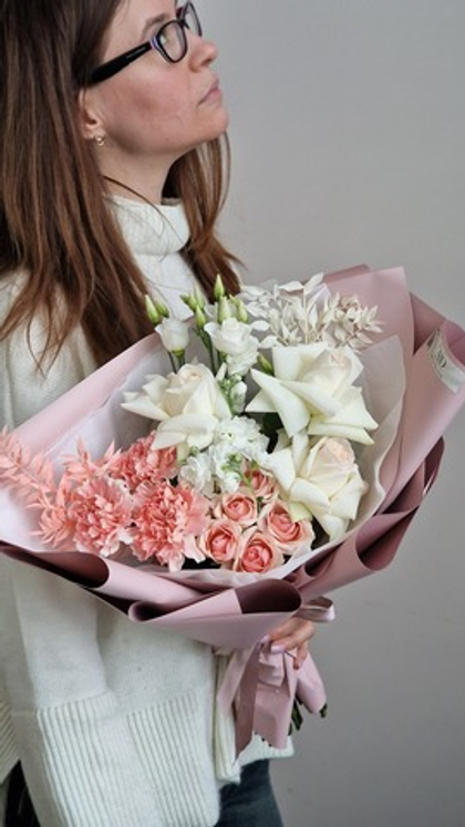 Чарующий букет с розами и эустомой в розово-белых тонах