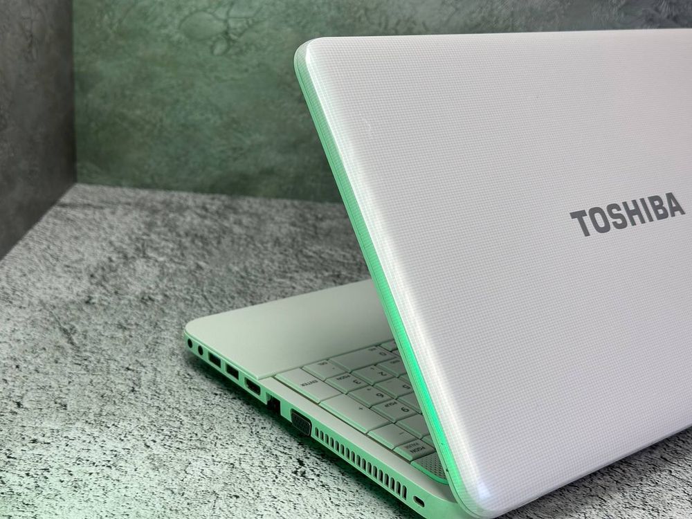 15.6" Уценённый ноутбук Toshiba c850-c2w (1366x768,Intel Core i3-2370M, RAM 4ГБ,SSD 128ГБ, Intel HD Graphics 3000, Win 10Pro)