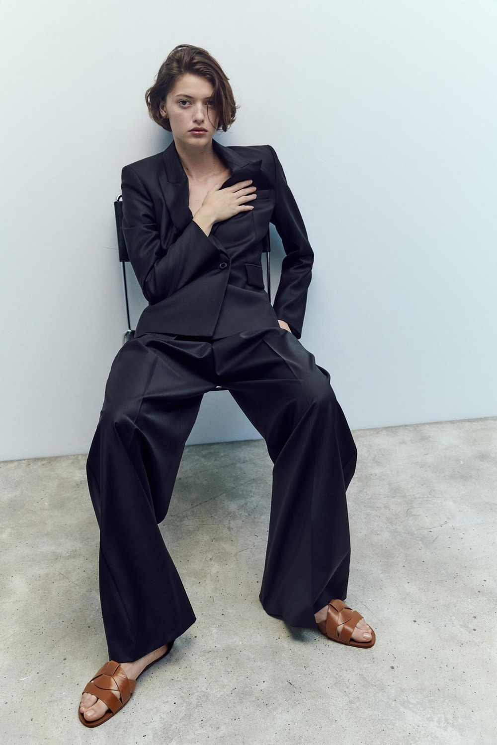 ZARA САНДАЛИИ КОЖАНЫЕ СО СКРЕЩЕННЫМИ ДЕТАЛЯМИ НА ПЛОСКОЙ ПОДОШВЕ, КОРИЧНЕВЫЙ