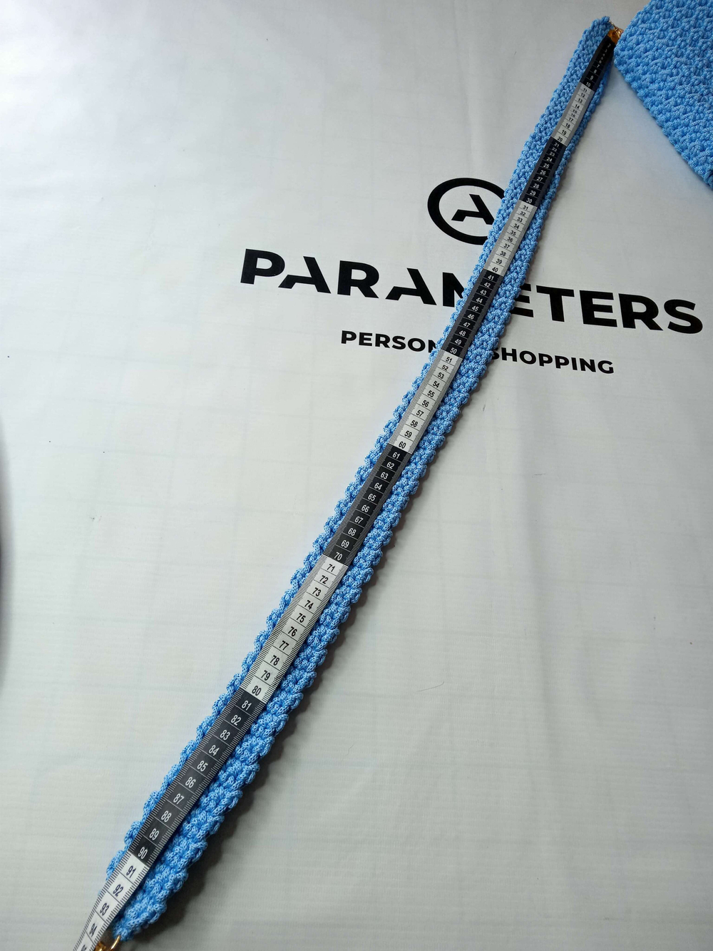 Сумка вязанная с двумя отделениями на ремне.