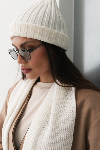 Шапка с отворотом (молочный)