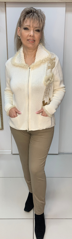 Белый теплый  жакет на молнии с меховой отделкой