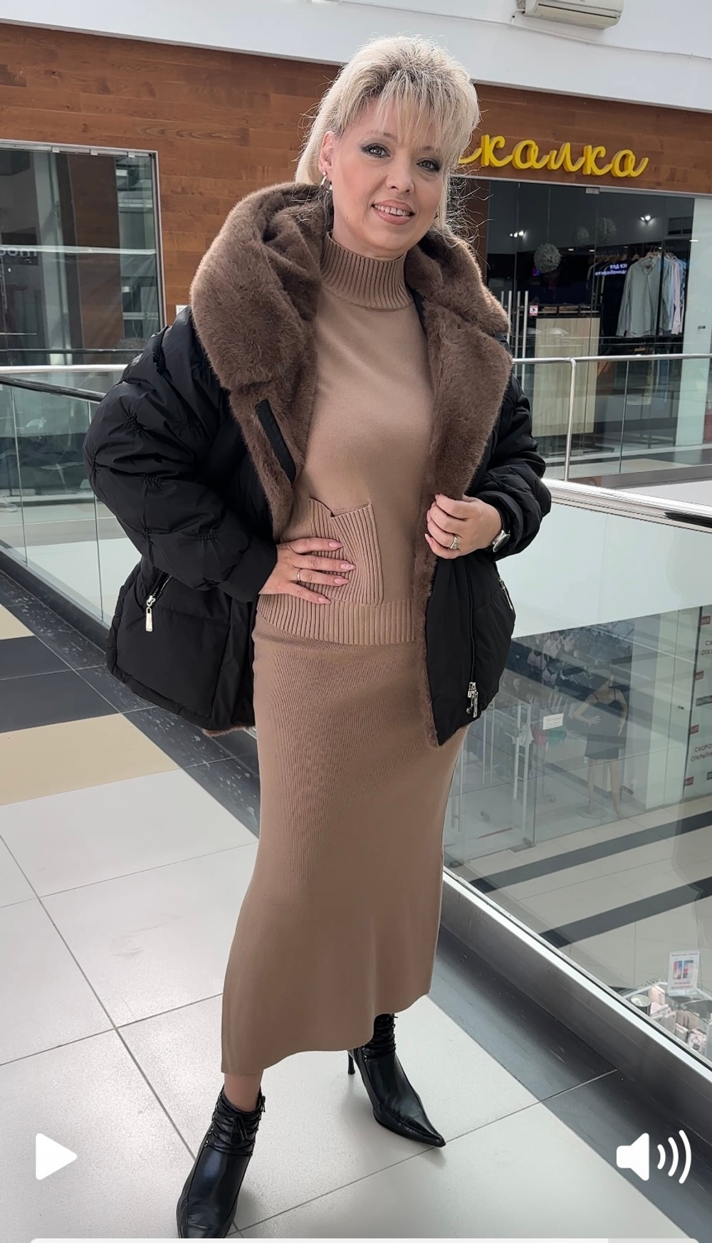 Трикотажный юбочный костюм в цвете карамель