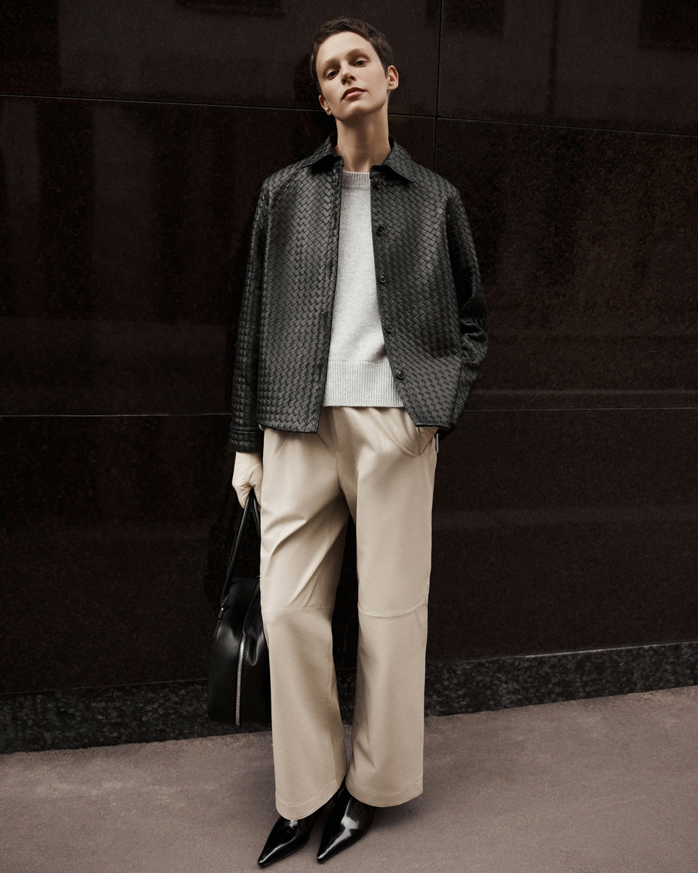 Брюки на резинке бежевого цвета