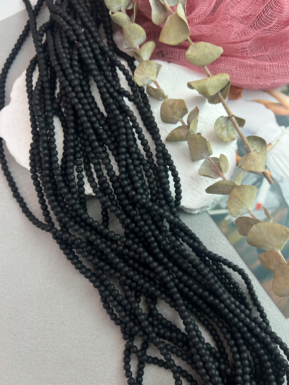 Стеклянные матовые бусины 4 мм, нить 37 см, черный