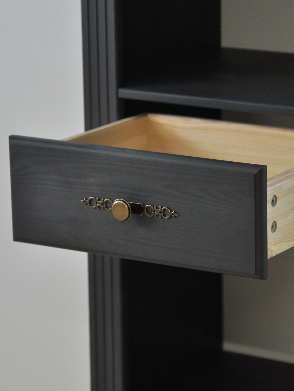 Витрина Сюзанна из сосны, серый