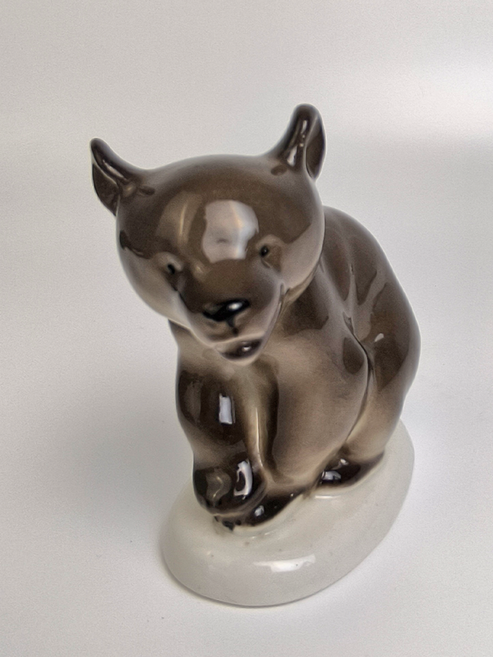 Фарфоровая статуэтка "Медвежонок присевший" ЛФЗ