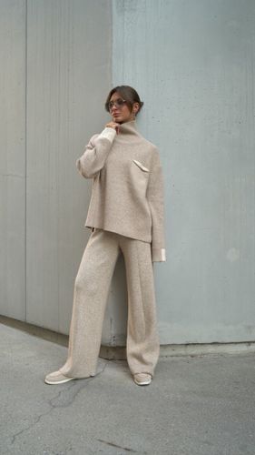 Женский трикотажный костюм бежевого цвета