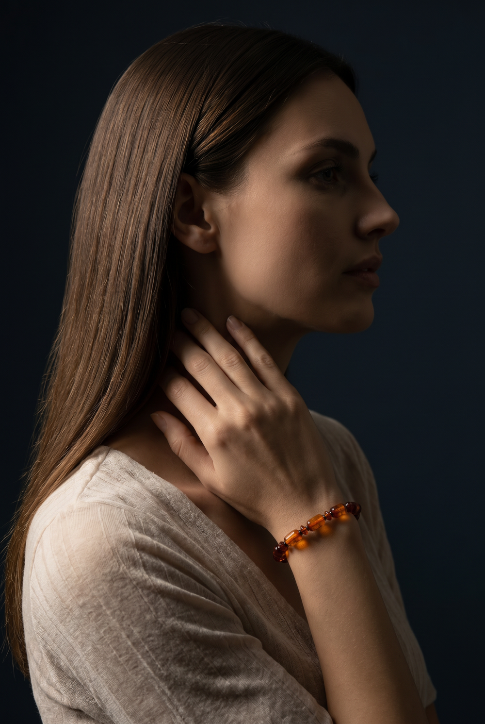 Браслет на руку. Янтарь натуральный формованный