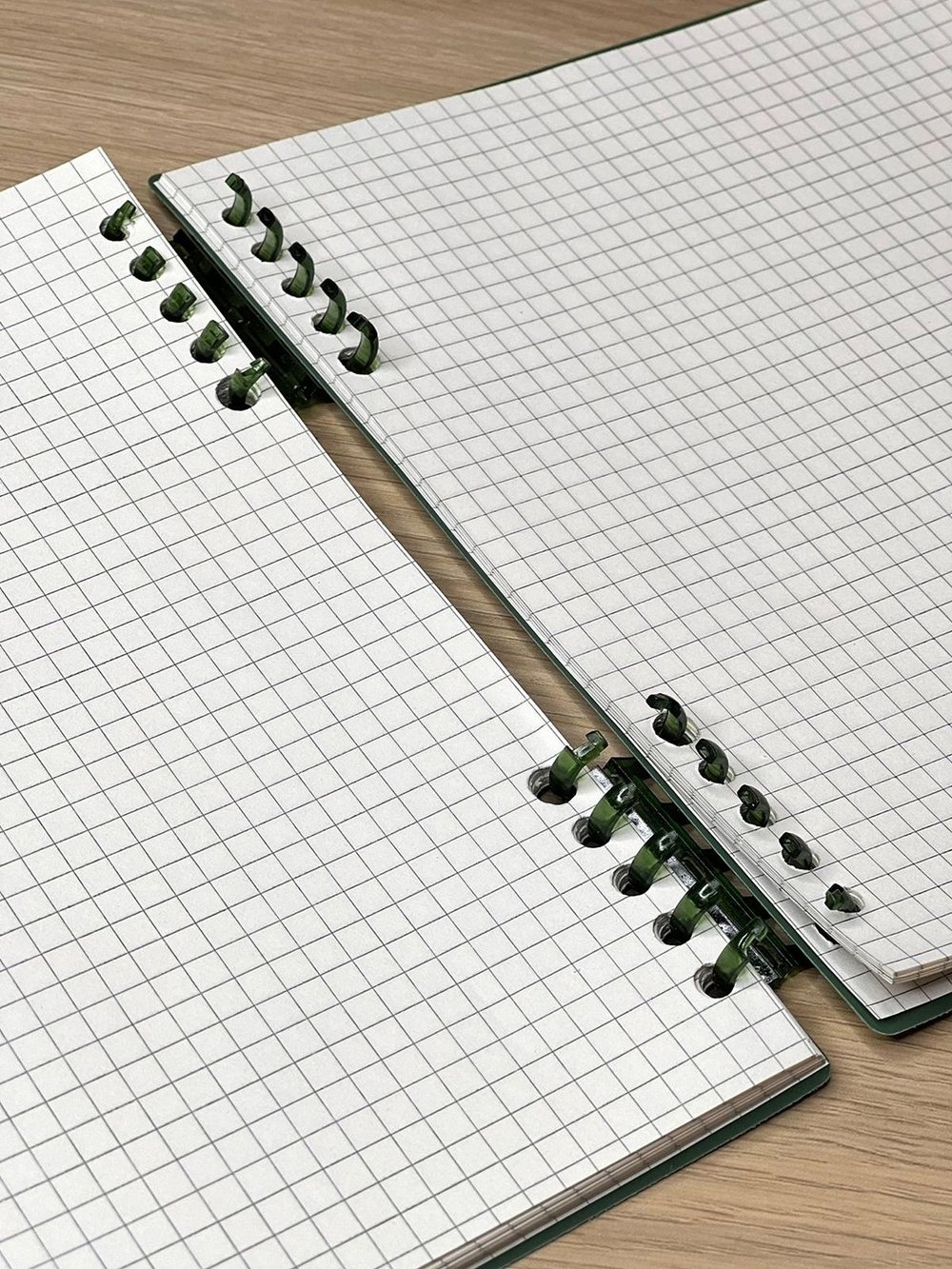 Блокнот квадратный в клетку 60л 195х210 мм т.зеленый (8808-017)