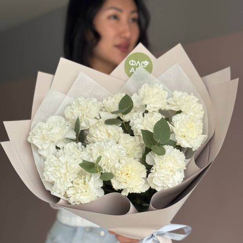 Большой букет белых гвоздик