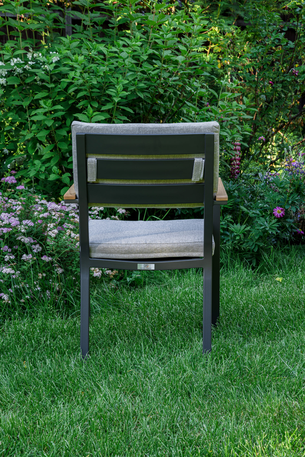 Обеденное кресло ROYAL FAMILY OSСAR с подлокотниками из тика