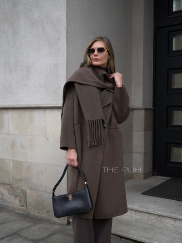 Коричневое удлиненное пальто с шарфом