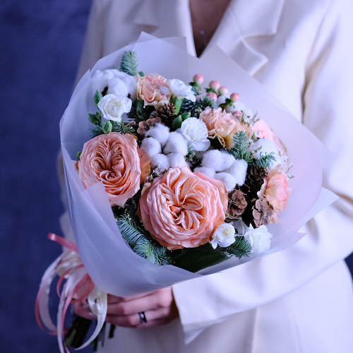 Купить Нежный зимний букет с пионовидными розами #684