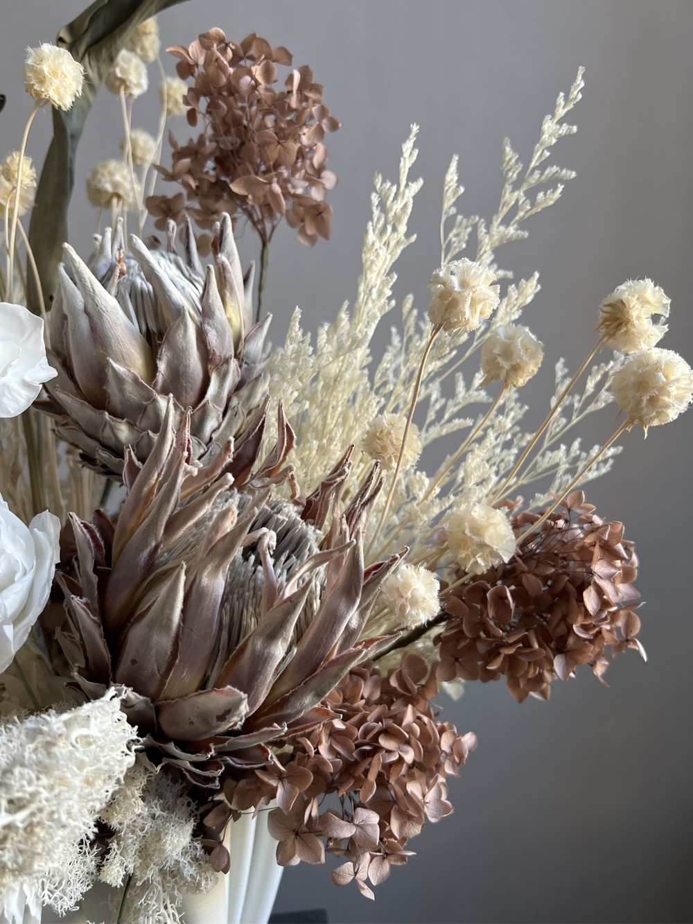 Композиция в кашпо Иванхое с розами