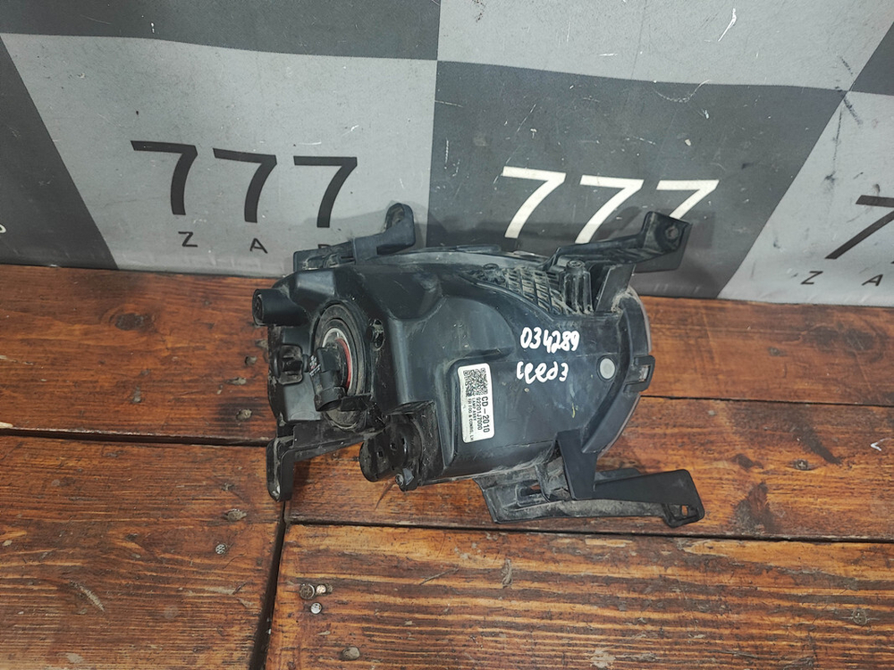 ПТФ передняя левая Kia Ceed 3 (CD) 18-21 Б/У Оригинал 92201J7000