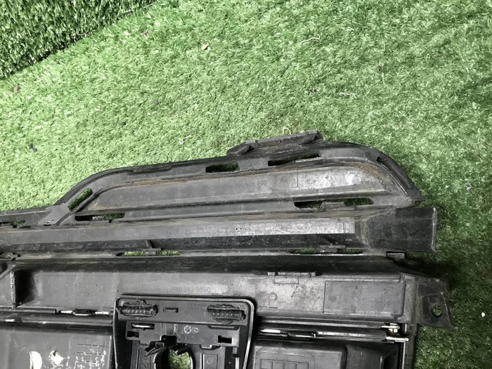 Решетка переднего бампера левая VW Touareg 3 18-23