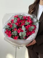 Моно букет из кустовых роз и эвкалипта