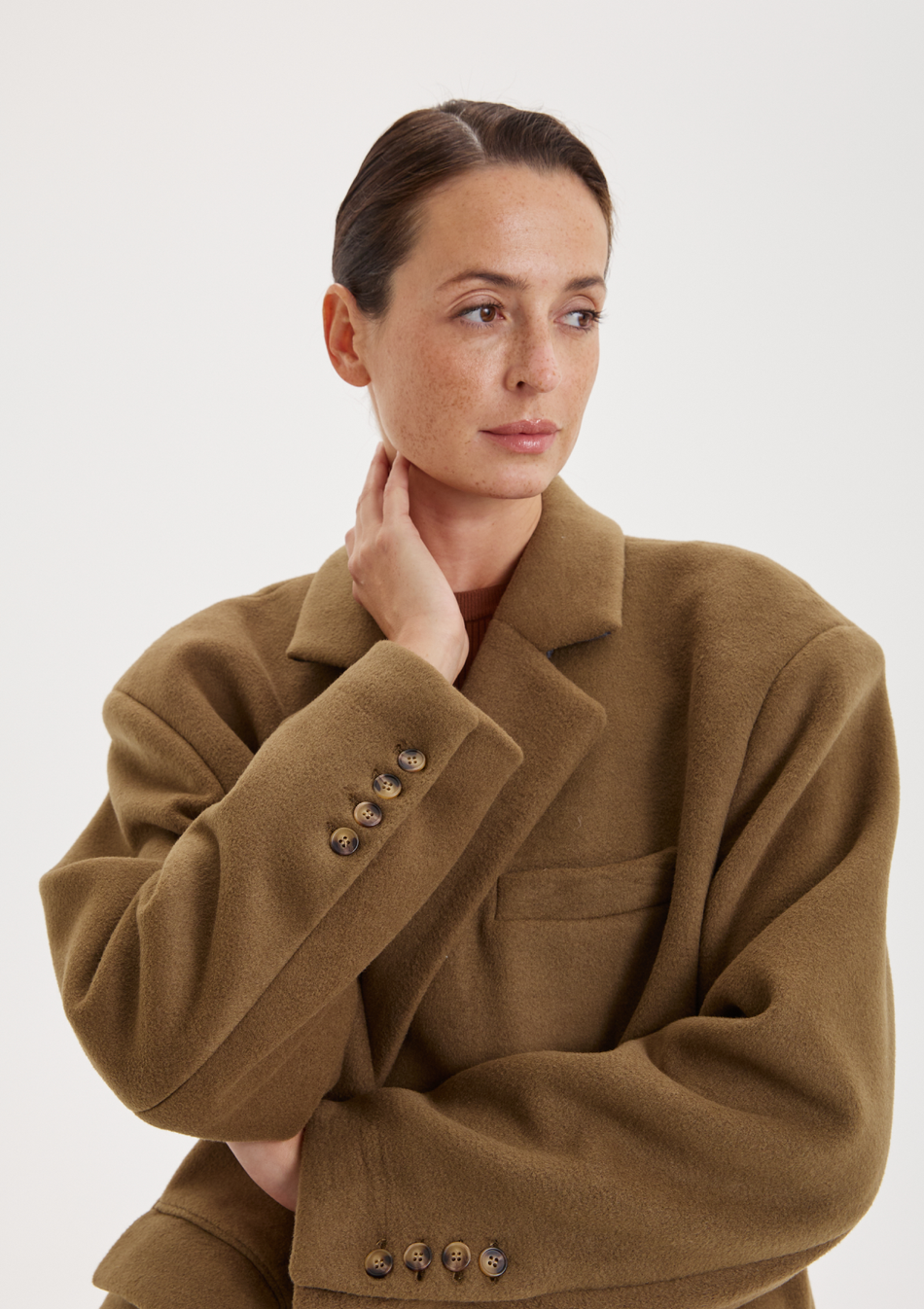 Полупальто oversize с широкими плечами