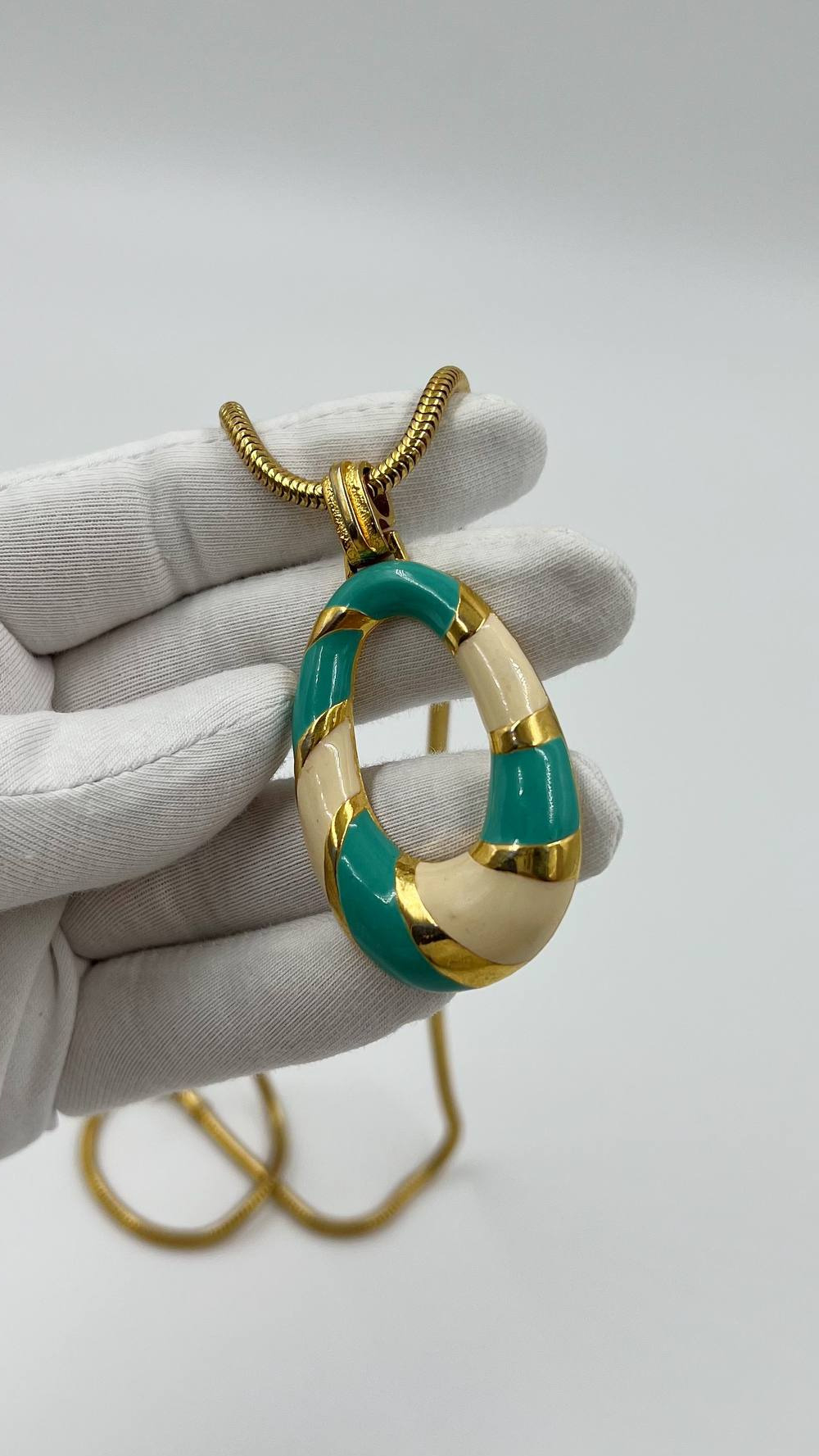 Кулон с эмалью