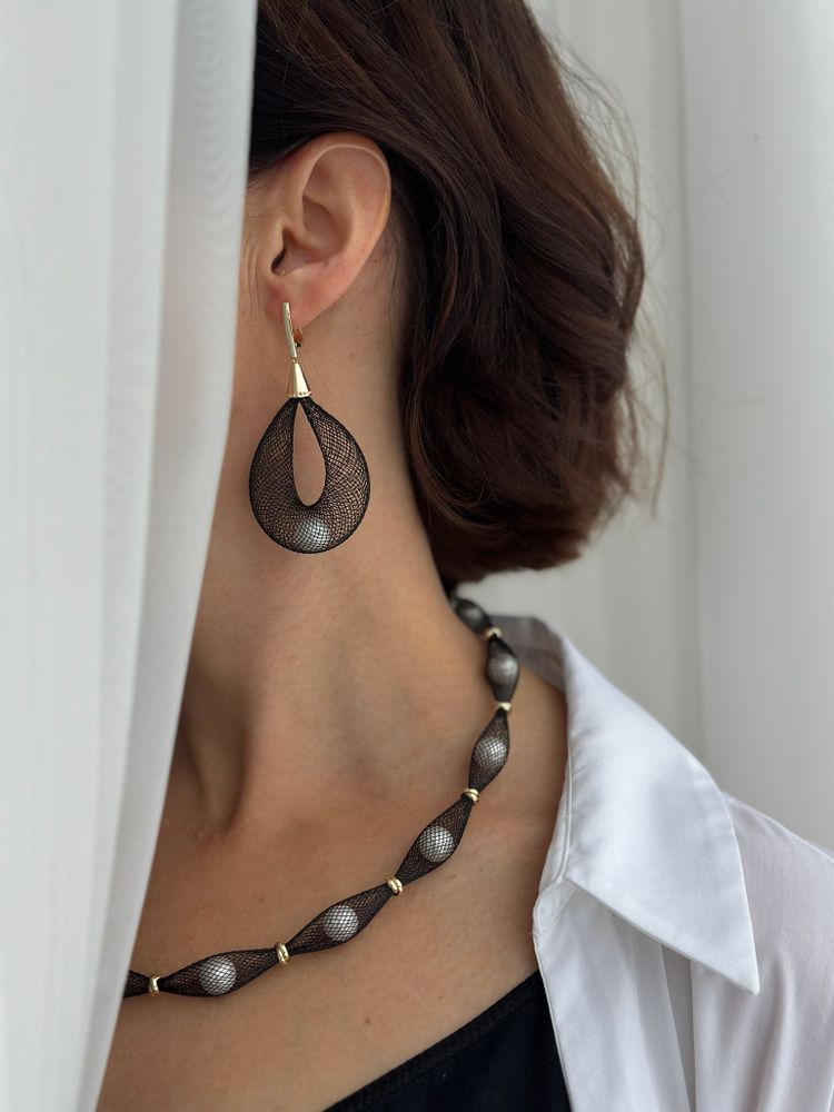 Серьги черная сетка с белым жемчугом, оттенок золото