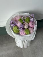 Букет сборный из пионов, вибурнума и маттиолы