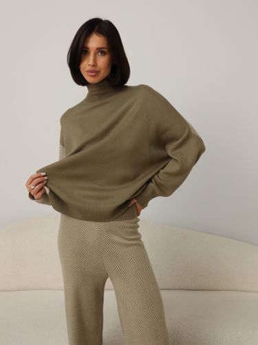 Костюм из кашемира цвета хаки