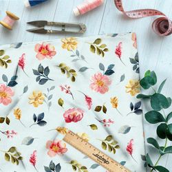 Ткань муслин яркие полевые цветы и листья на белом фоне