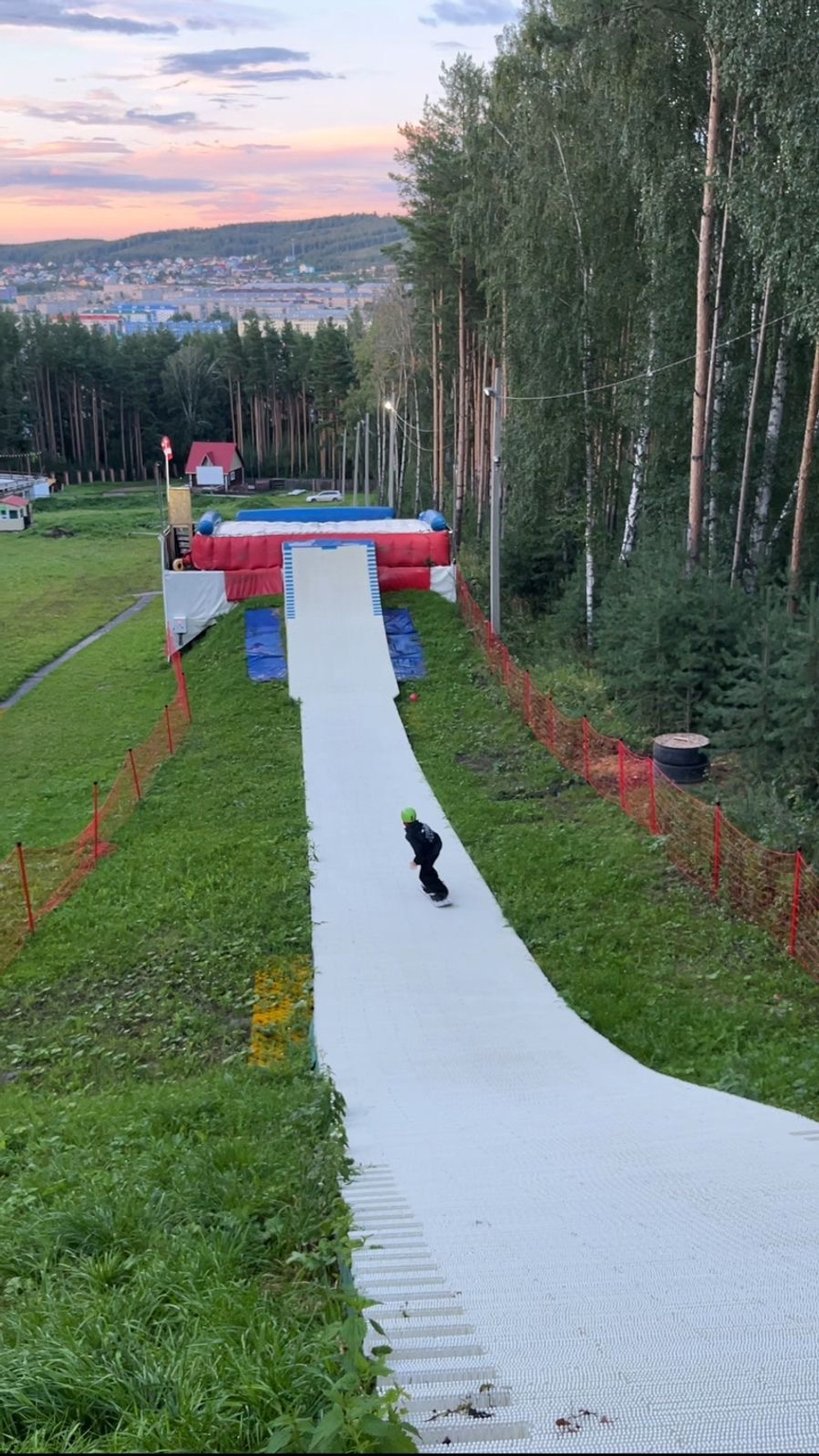 Летнее катание на сноубордах и лыжах