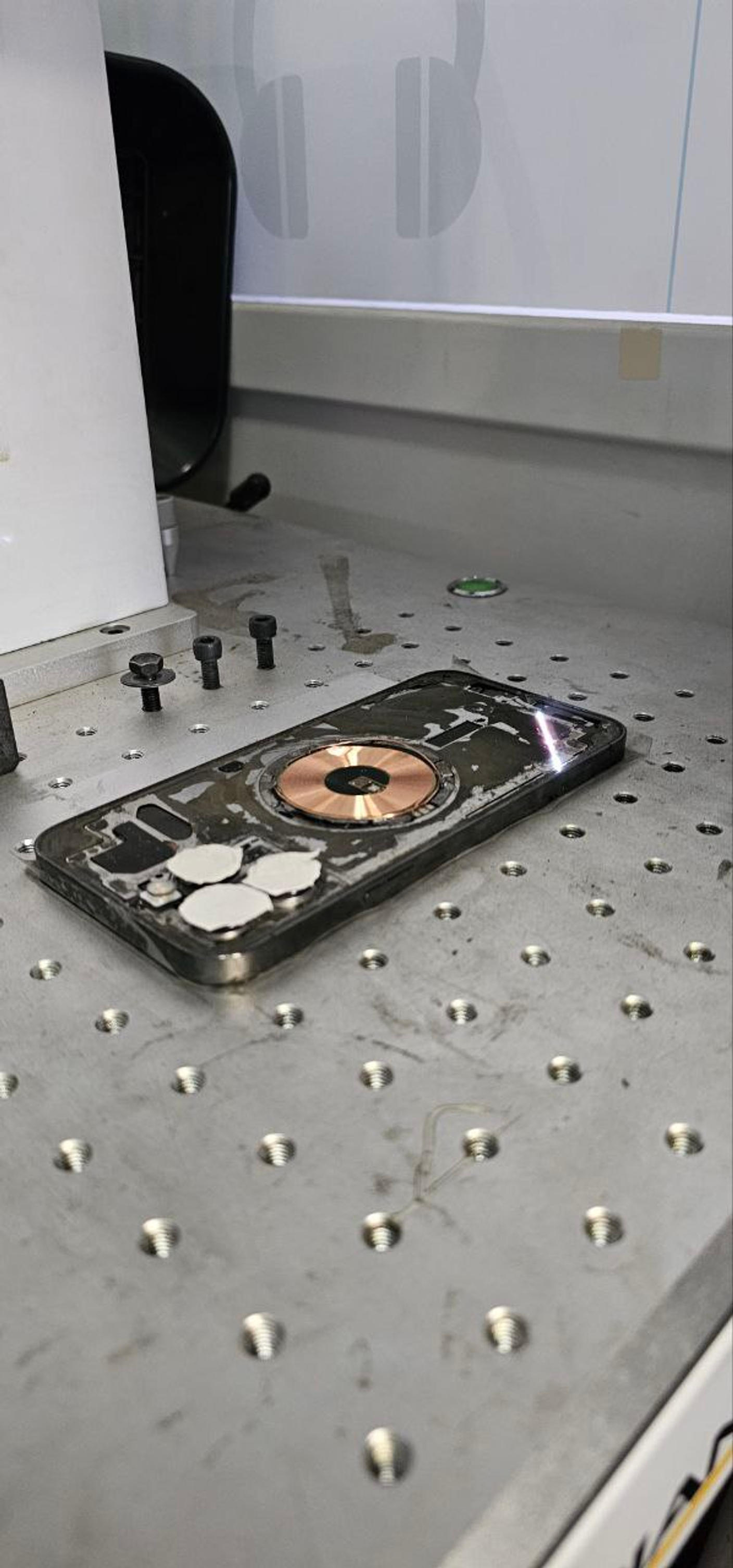 Ремонт и замена заднего стекла iPhone 8 с Использованием Лазерной Технологии