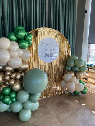 Фотозона с дождем на полукруглом каркасе