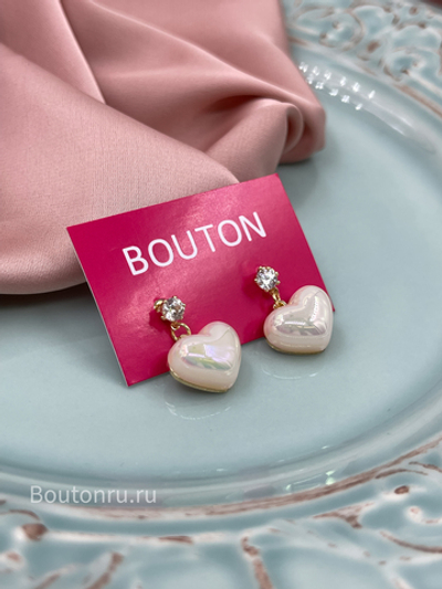 Серьги сердечки с эффектом перламутра и стразами