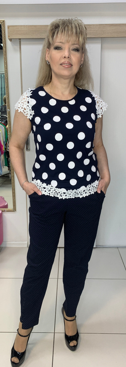 Темно-синие брюки в мелкий светлый горошек