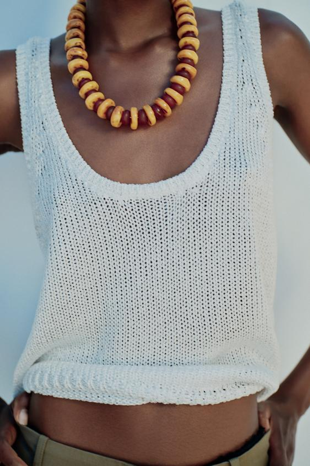 ZARA ОДНОТОННЫЙ ТРИКОТАЖНЫЙ ТОП С МЕТАЛЛИЧЕСКИМ УЗОРОМ, БЕЛЫЙ