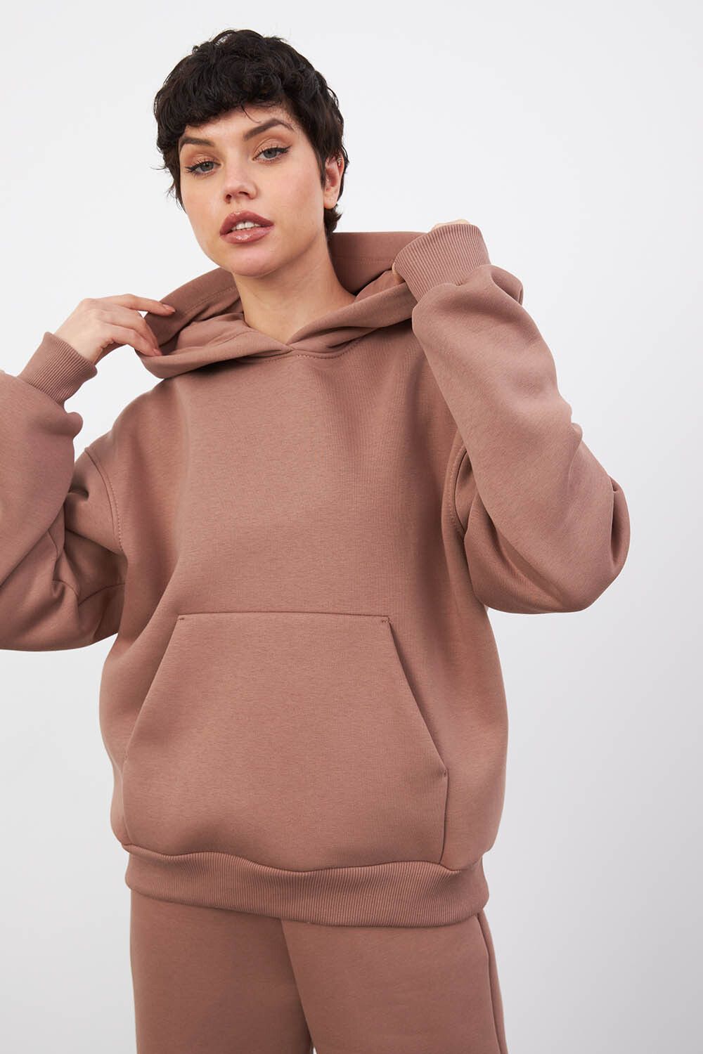 Утепленное худи свободного кроя цвета молочный шоколад
