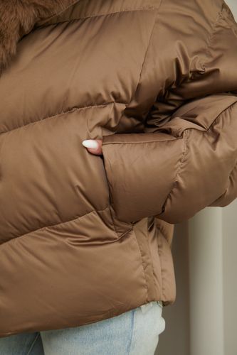 Коричневый пуховик с меховым воротником