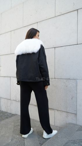 Укороченная черная парка ARMY с белым воротником из меха песца