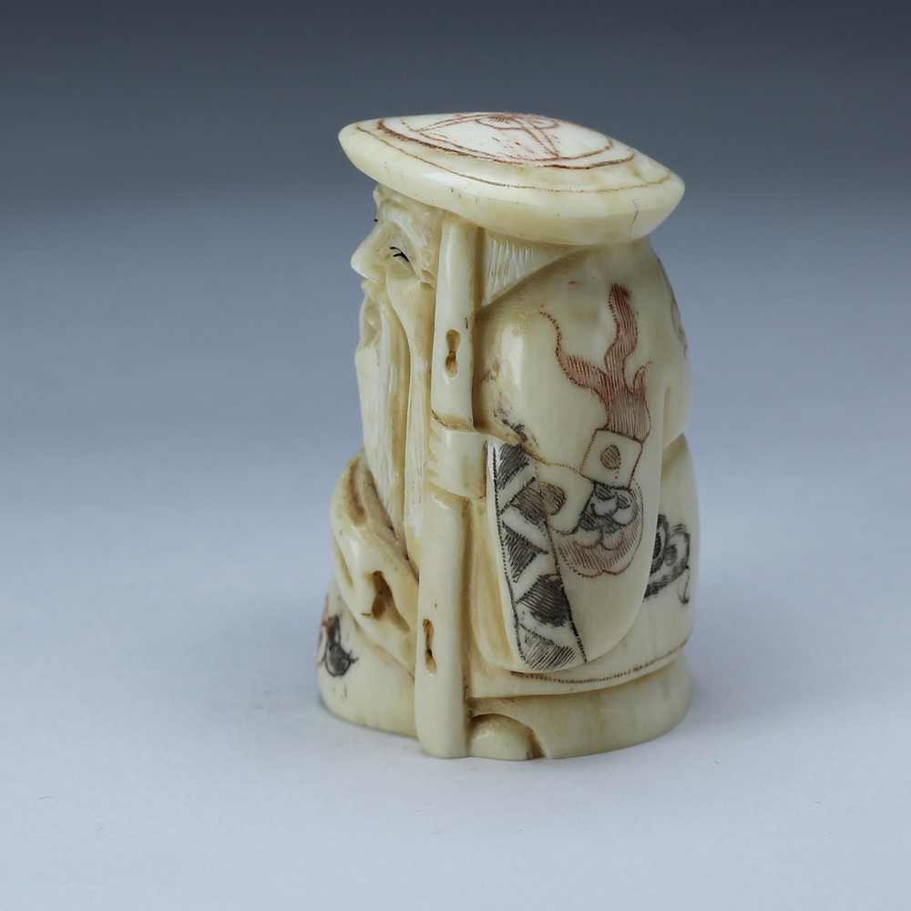 Нэцкэ Дзюродзин в круглой шапке с мешком и посохом